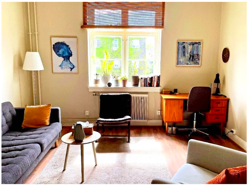 Rolig rom med to lenestoler ved vinduet