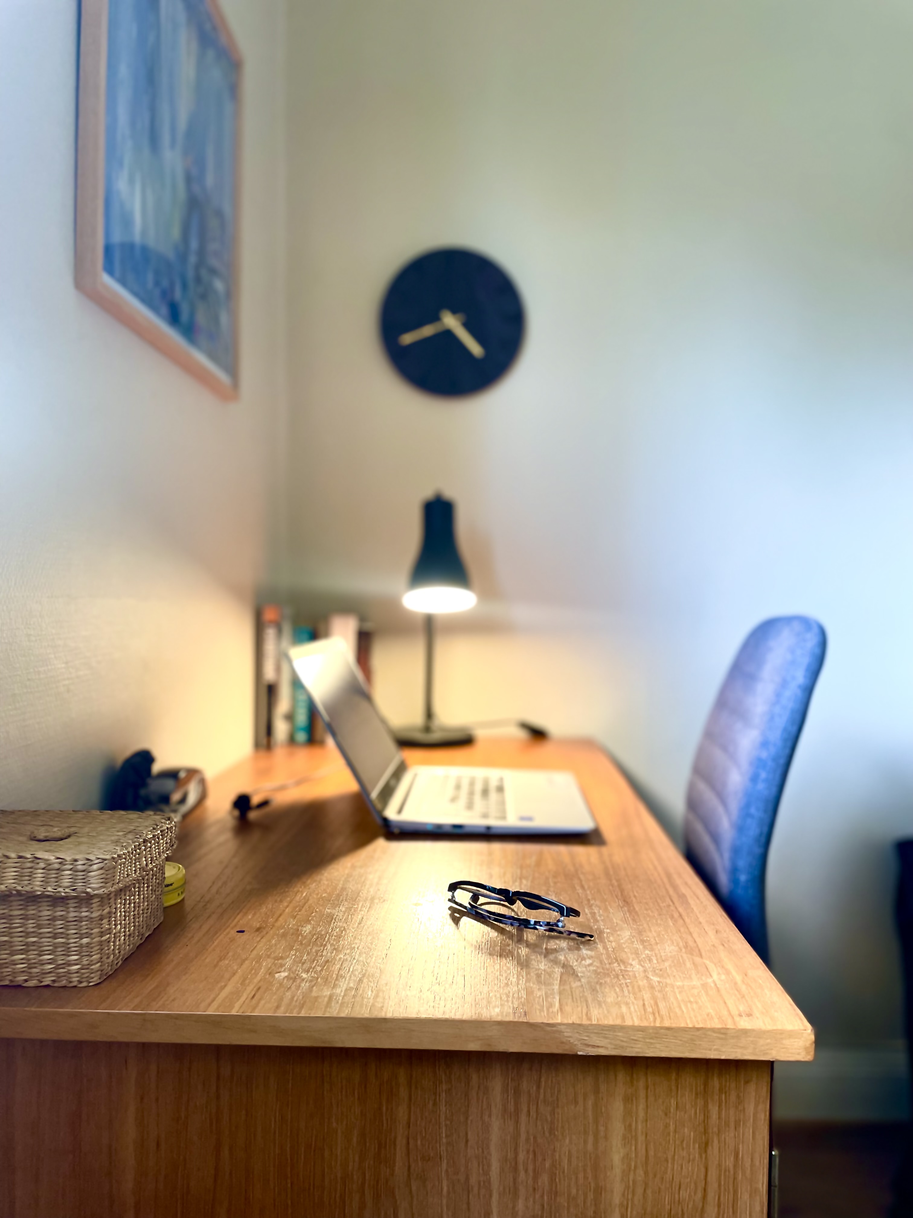 Studiepult ved et vindu med notatbok og kaffekopp